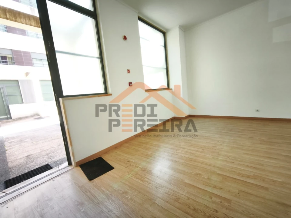 Loja para Venda em Santo António dos Cavaleiros e Frielas Foto 3