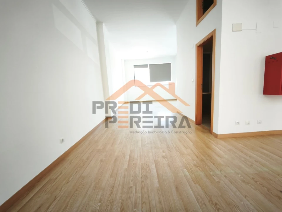 Loja para Venda em Santo António dos Cavaleiros e Frielas Foto 4