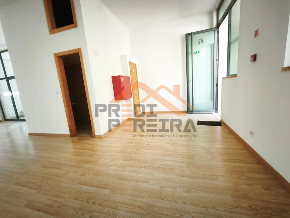 Loja para Venda em Santo António dos Cavaleiros e Frielas Foto 6