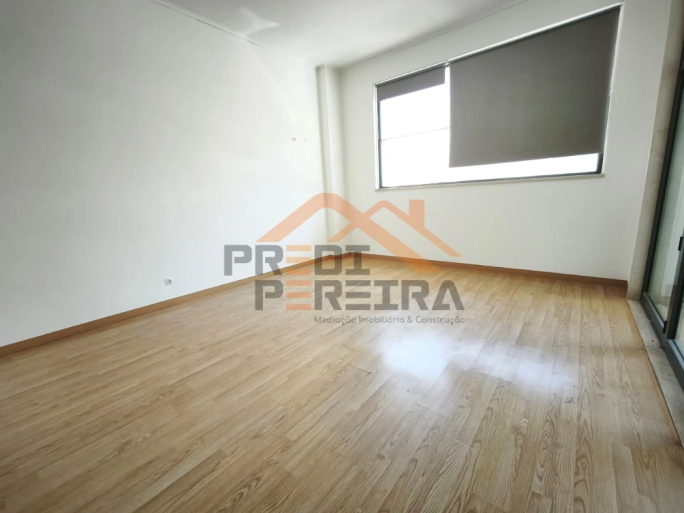 Loja para Venda em Santo António dos Cavaleiros e Frielas Foto 9