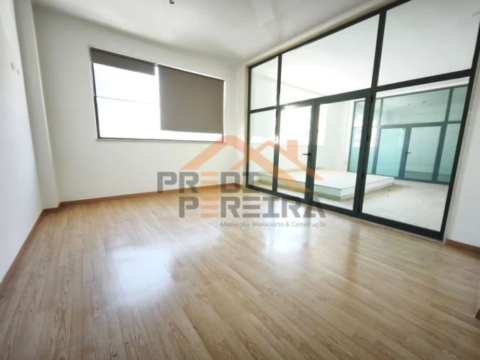 Loja para Venda em Santo António dos Cavaleiros e Frielas Foto 2