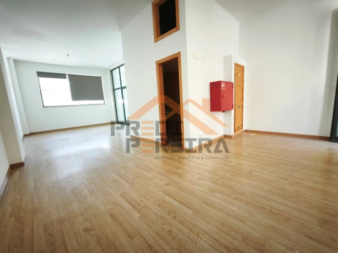 Loja para Venda em Santo António dos Cavaleiros e Frielas Foto 7