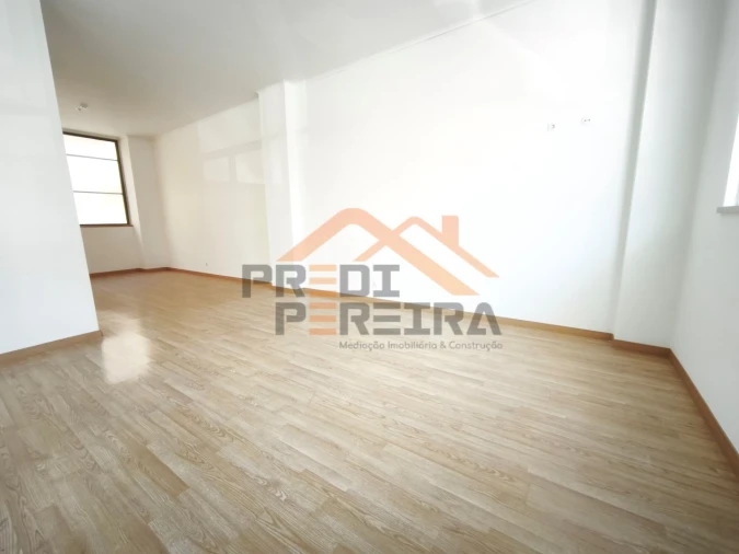 Loja para Venda em Santo António dos Cavaleiros e Frielas Foto 8