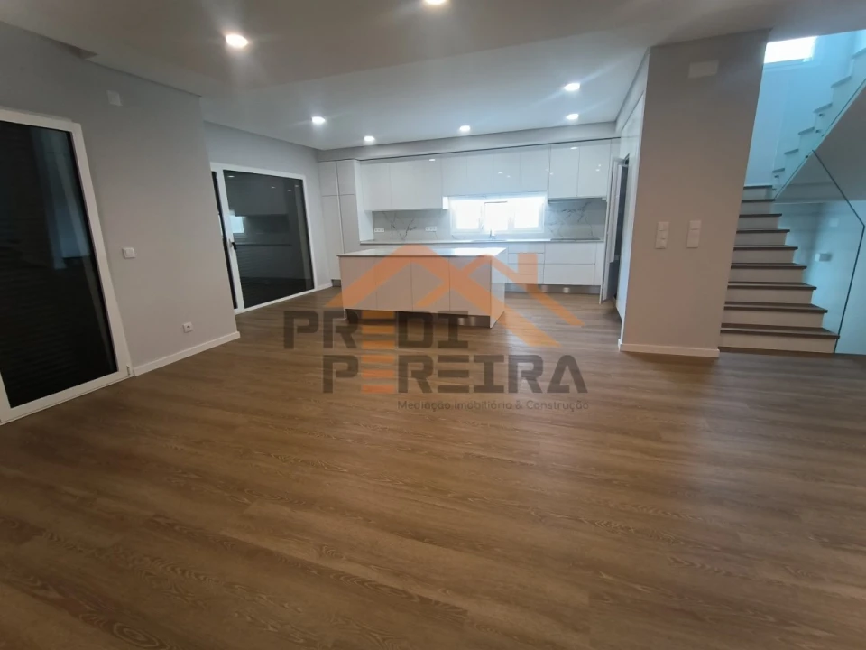 Apartamento T2 para Venda em Santo António dos Cavaleiros e Frielas Foto 1
