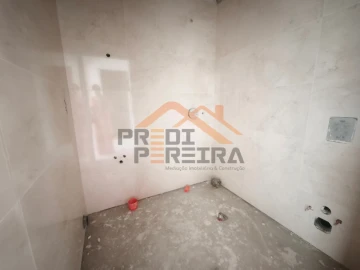 Apartamento T2 para Venda em Santo António dos Cavaleiros e Frielas