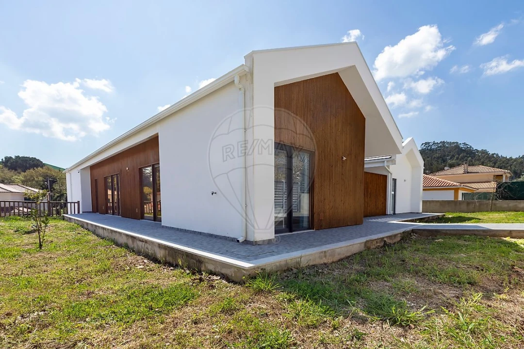 Moradia T4 para Venda em Venda do Pinheiro e Santo Estêvão das Galés Foto 46