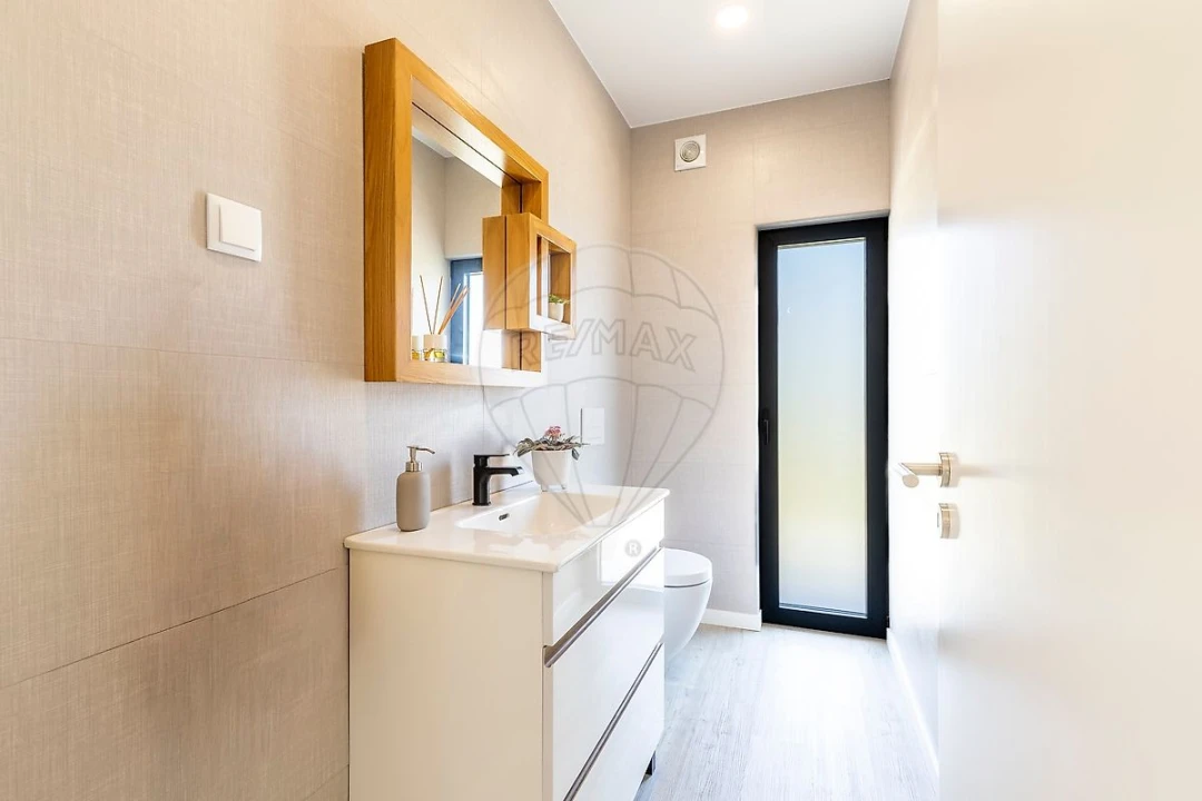 Moradia T4 para Venda em Venda do Pinheiro e Santo Estêvão das Galés Foto 30