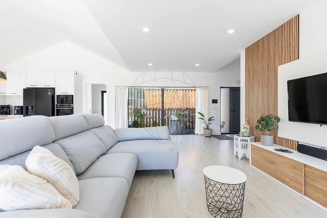 Moradia T4 para Venda em Venda do Pinheiro e Santo Estêvão das Galés Foto 1