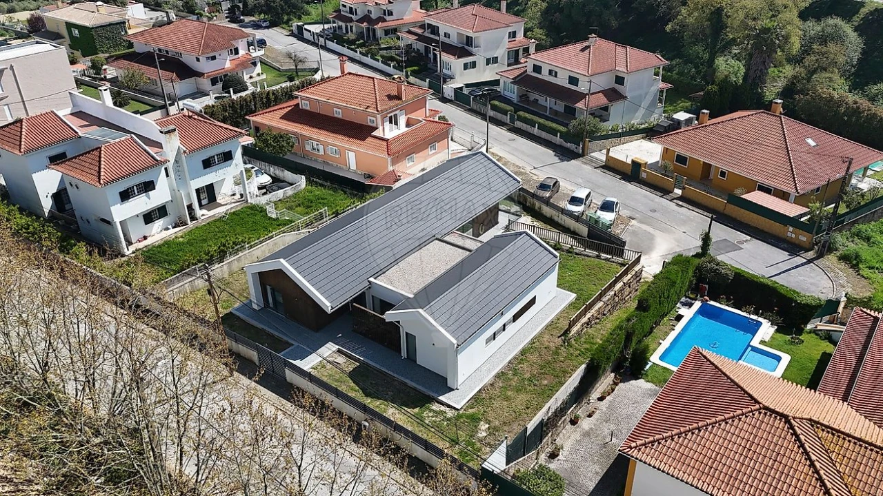 Moradia T4 para Venda em Venda do Pinheiro e Santo Estêvão das Galés Foto 49