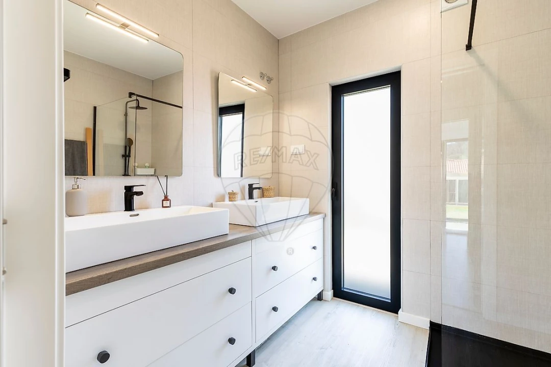 Moradia T4 para Venda em Venda do Pinheiro e Santo Estêvão das Galés Foto 24