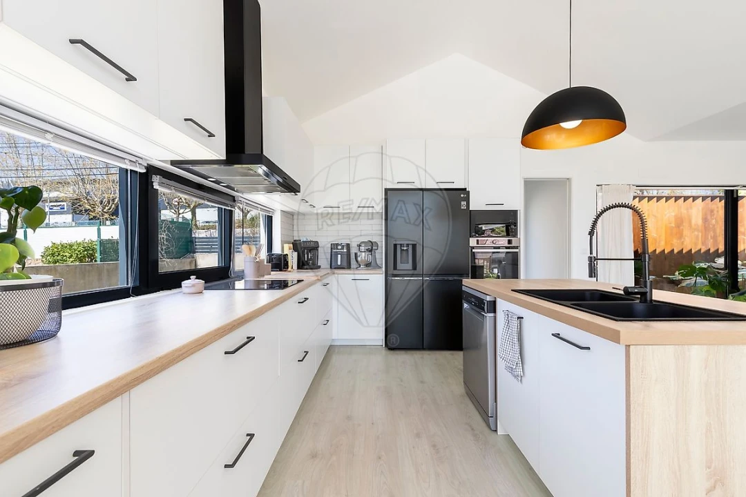 Moradia T4 para Venda em Venda do Pinheiro e Santo Estêvão das Galés Foto 9