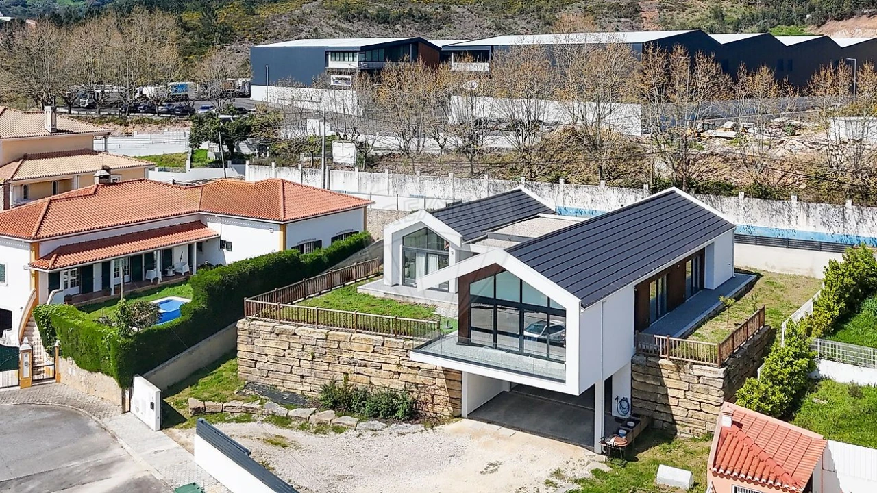 Moradia T4 para Venda em Venda do Pinheiro e Santo Estêvão das Galés Foto 48