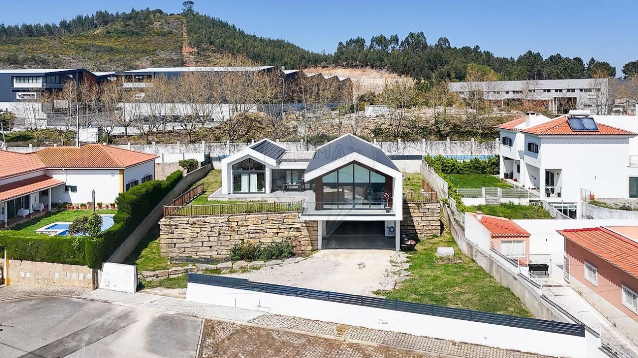 Moradia T4 para Venda em Venda do Pinheiro e Santo Estêvão das Galés Foto 4