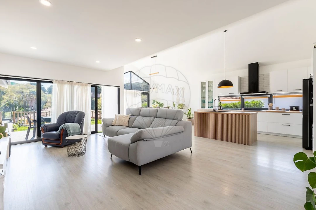 Moradia T4 para Venda em Venda do Pinheiro e Santo Estêvão das Galés Foto 2