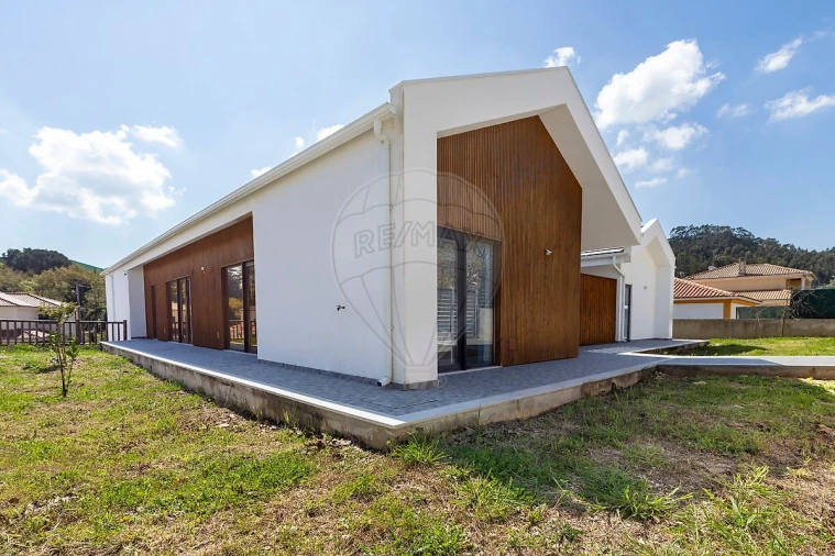 Moradia T4 para Venda em Venda do Pinheiro e Santo Estêvão das Galés Foto 46