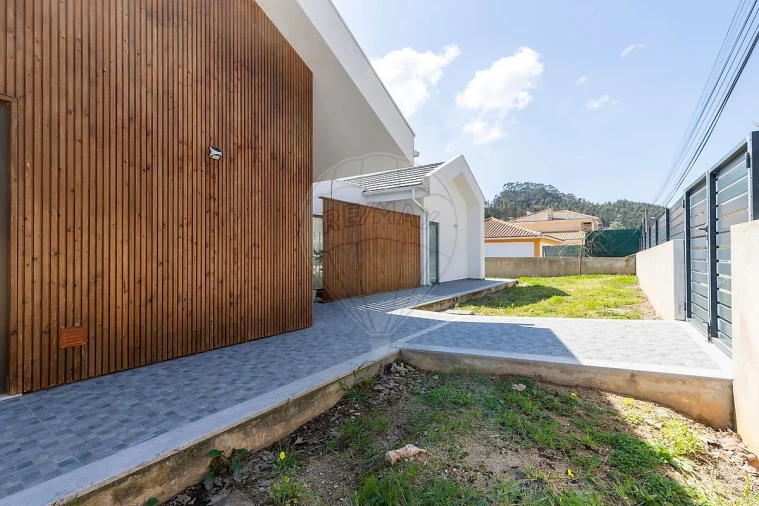 Moradia T4 para Venda em Venda do Pinheiro e Santo Estêvão das Galés Foto 47