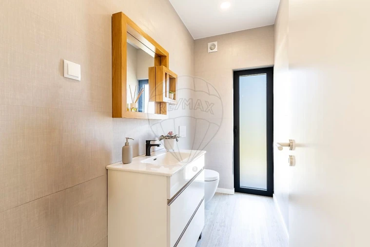 Moradia T4 para Venda em Venda do Pinheiro e Santo Estêvão das Galés Foto 30