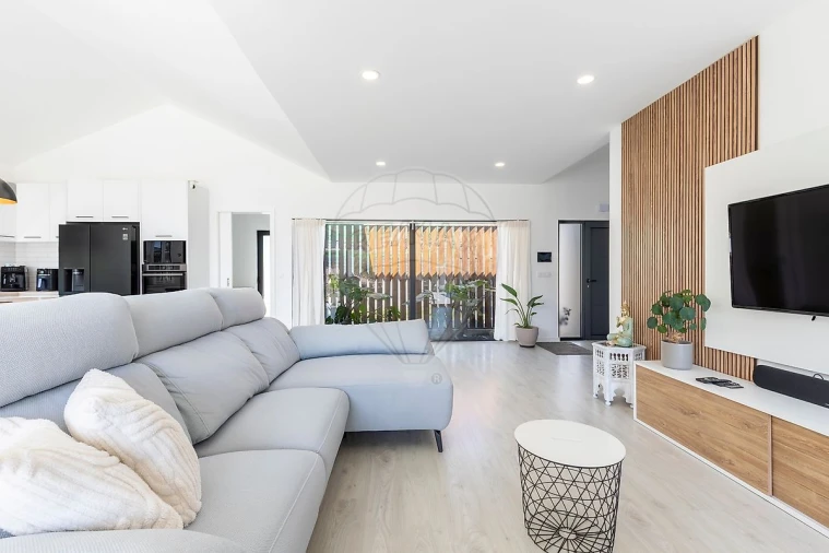 Moradia T4 para Venda em Venda do Pinheiro e Santo Estêvão das Galés Foto 1