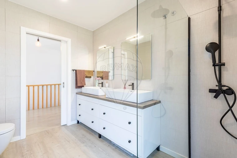 Moradia T4 para Venda em Venda do Pinheiro e Santo Estêvão das Galés Foto 17