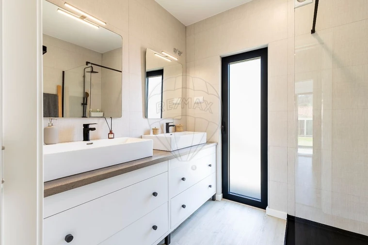 Moradia T4 para Venda em Venda do Pinheiro e Santo Estêvão das Galés Foto 24