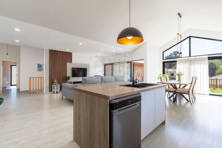 Moradia T4 para Venda em Venda do Pinheiro e Santo Estêvão das Galés Foto 7