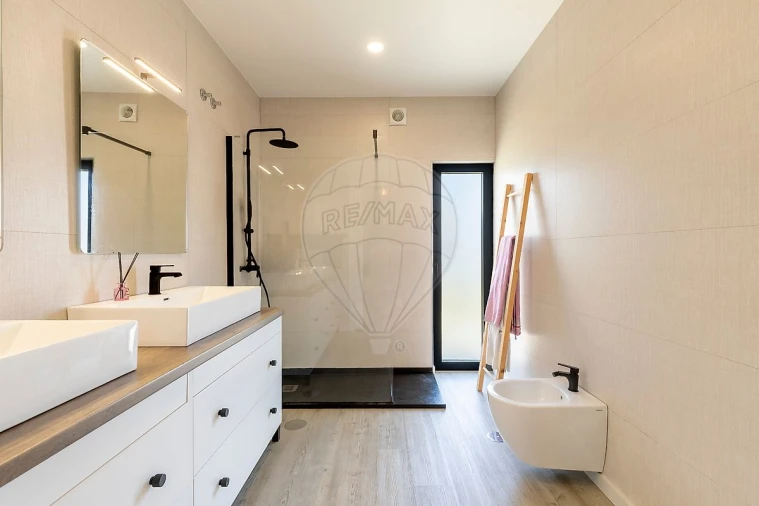 Moradia T4 para Venda em Venda do Pinheiro e Santo Estêvão das Galés Foto 16