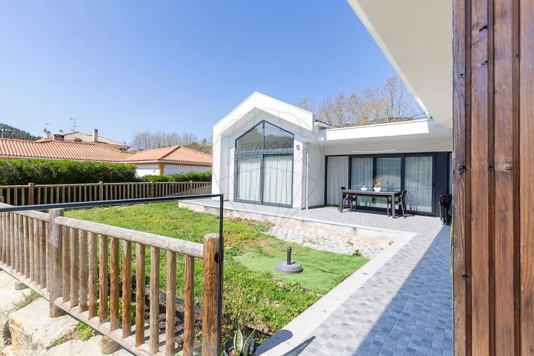 Moradia T4 para Venda em Venda do Pinheiro e Santo Estêvão das Galés Foto 39