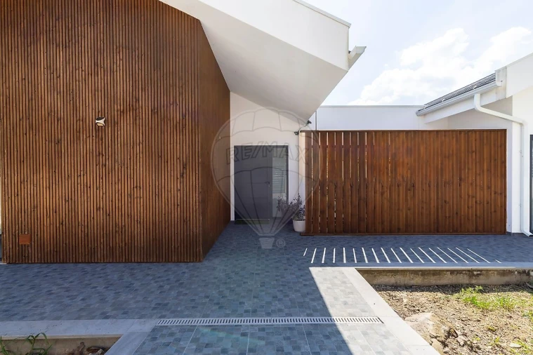 Moradia T4 para Venda em Venda do Pinheiro e Santo Estêvão das Galés Foto 45