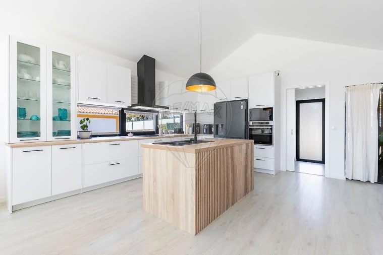 Moradia T4 para Venda em Venda do Pinheiro e Santo Estêvão das Galés Foto 6