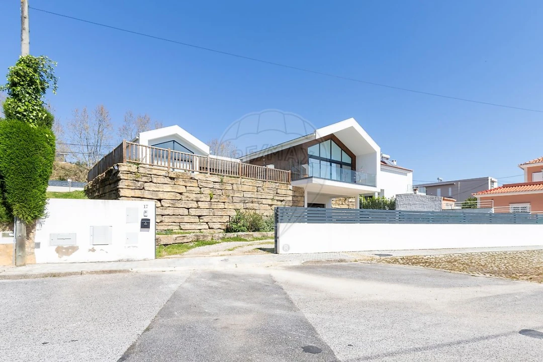 Moradia T4 para Venda em Venda do Pinheiro e Santo Estêvão das Galés Foto 3