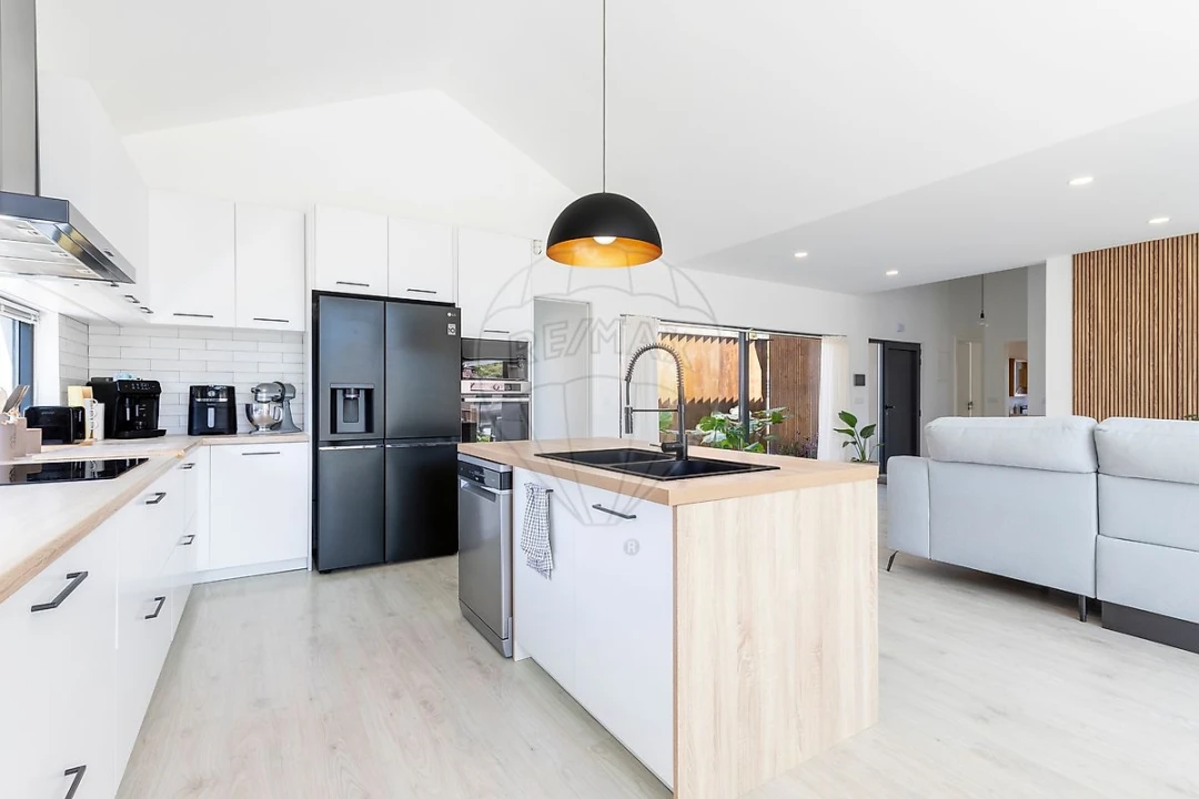 Moradia T4 para Venda em Venda do Pinheiro e Santo Estêvão das Galés Foto 8