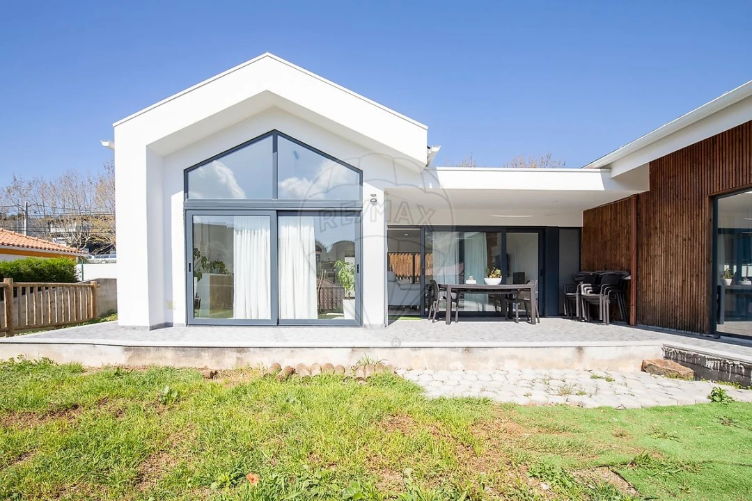 Moradia T4 para Venda em Venda do Pinheiro e Santo Estêvão das Galés Foto 41