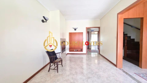 Moradia T4 para Venda em Madalena