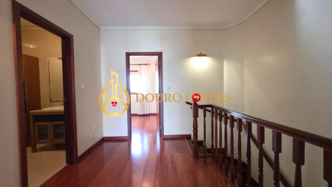 Moradia T4 para Venda em Madalena Foto 24