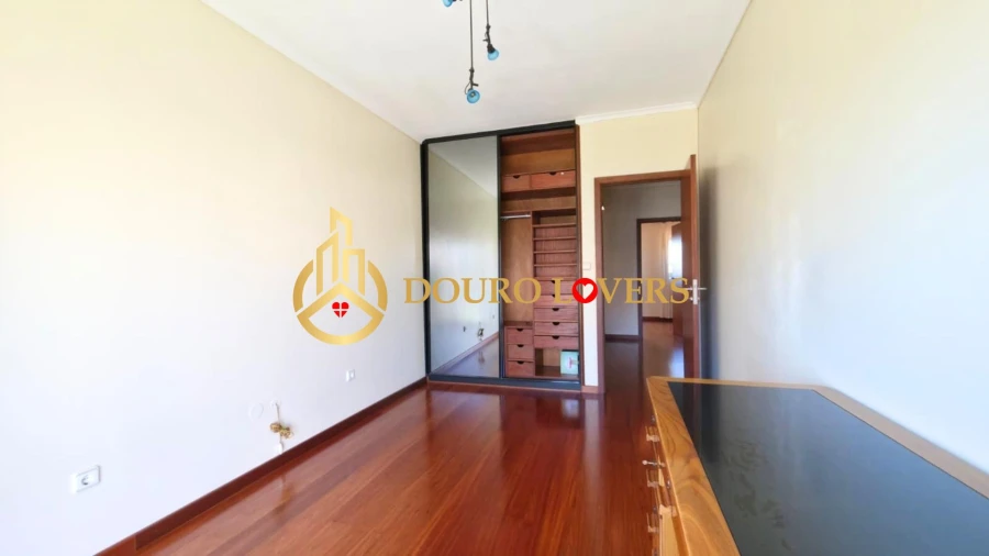 Moradia T4 para Venda em Madalena Foto 30