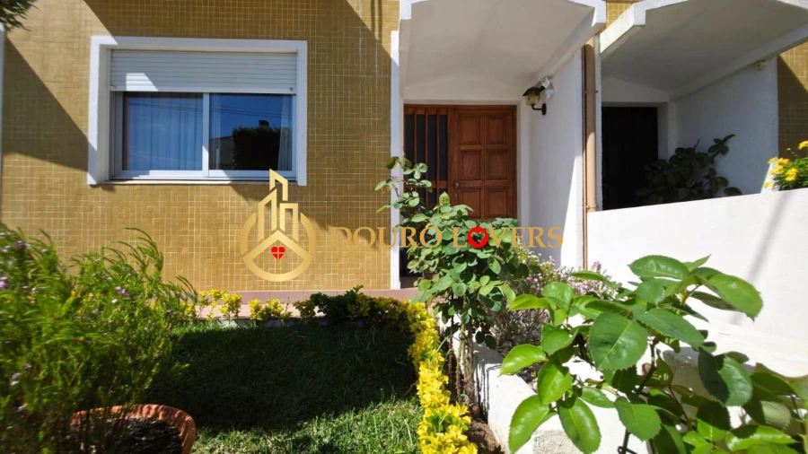 Moradia T4 para Venda em Madalena Foto 3