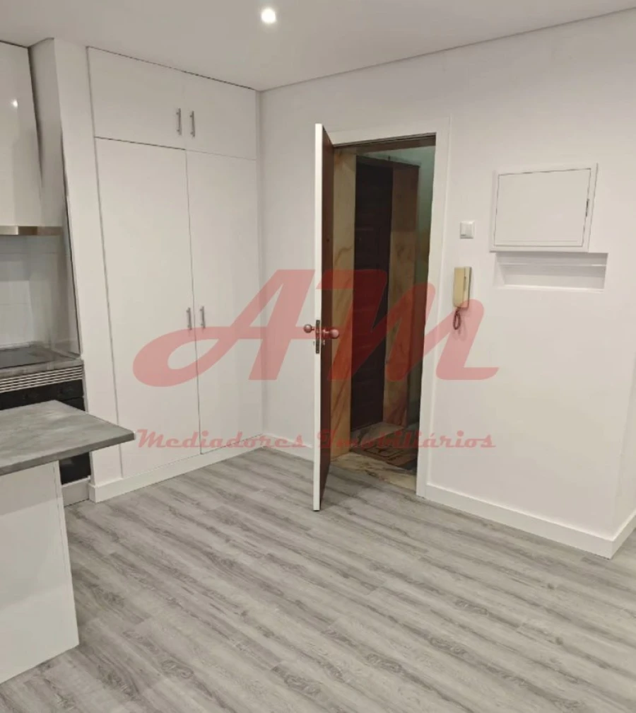 Apartamento T1 para Venda em Venteira Foto 2