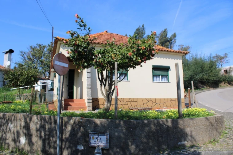 Moradia T2 para Venda em Maçãs de D. Maria Foto 3