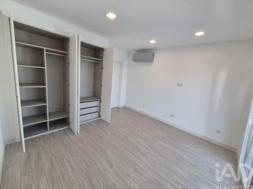 Moradia T4 para Venda em Charneca de Caparica e Sobreda