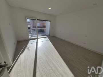 Moradia T4 para Venda em Charneca de Caparica e Sobreda