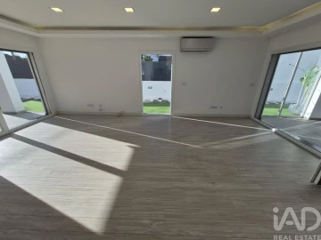 Moradia T4 para Venda em Charneca de Caparica e Sobreda