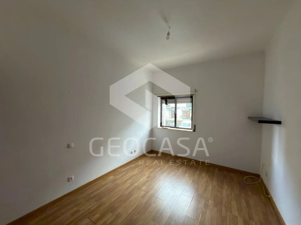 Apartamento T2 para Venda em Rio de Mouro Foto 16