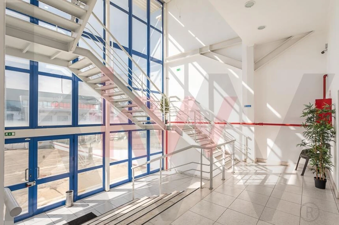 Armazém para Venda em Vialonga Foto 13