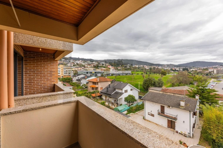 Apartamento T3 para Arrendamento em Nogueiró e Tenões Foto 2