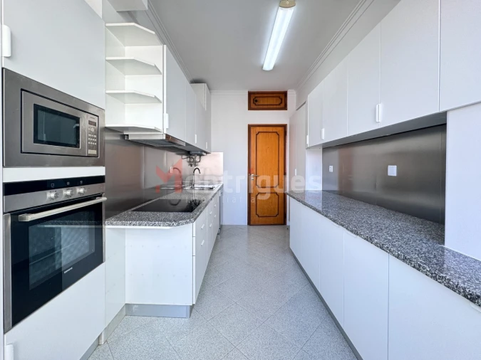 Apartamento T4 para Arrendamento em São Domingos de Benfica Foto 1