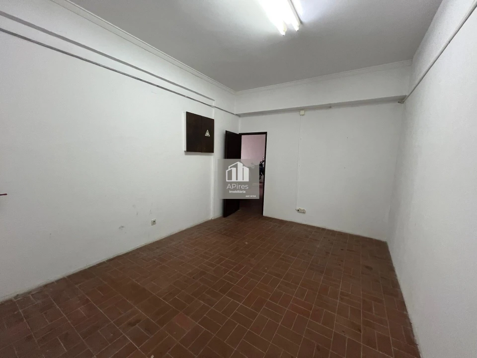 Armazém para Venda em Almada, Cova da Piedade, Pragal e Cacilhas Foto 5