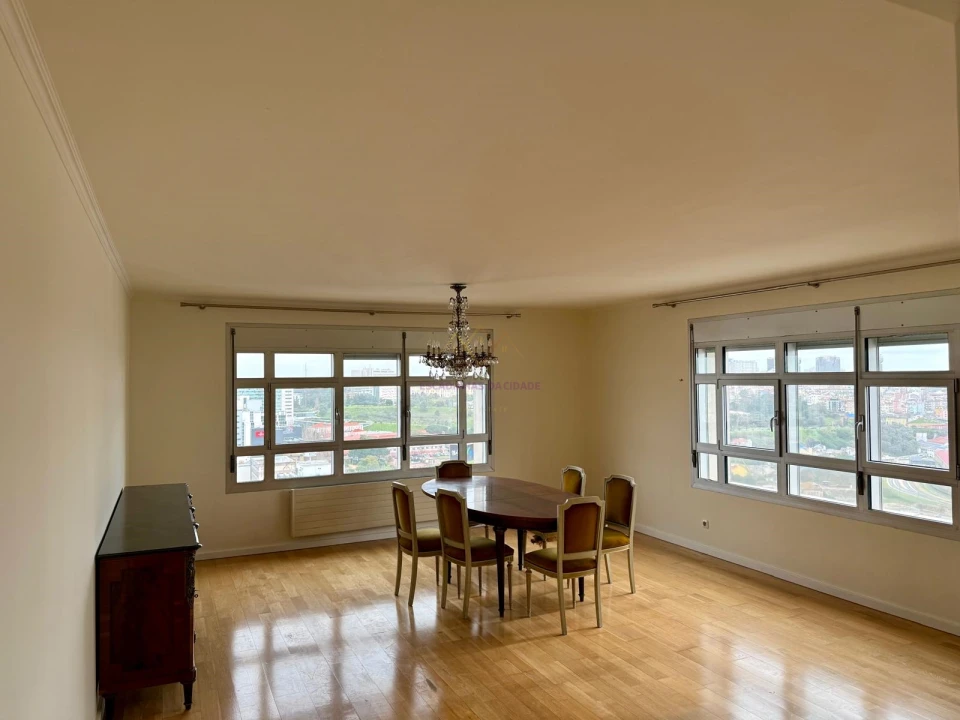 Apartamento T3 para Arrendamento em Campolide Foto 2