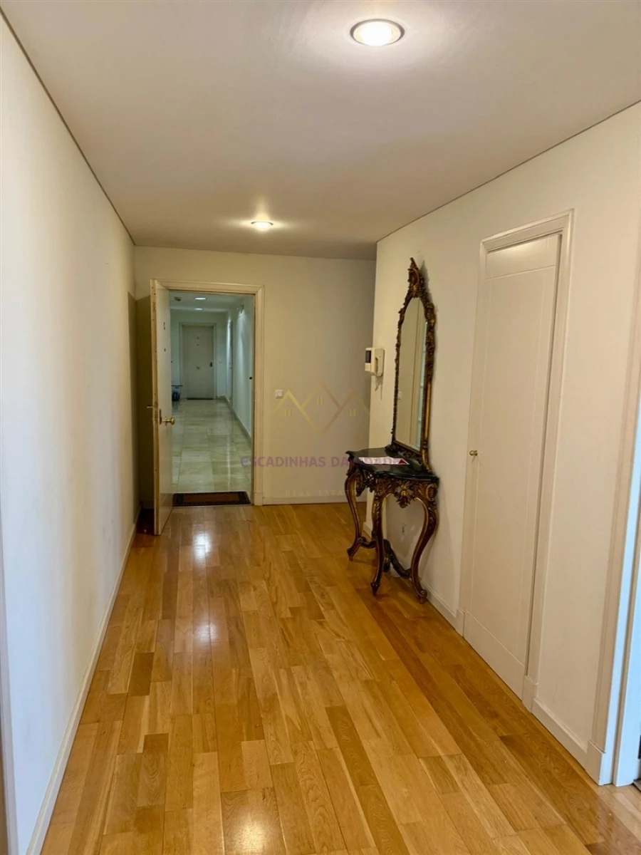 Apartamento T3 para Arrendamento em Campolide Foto 4