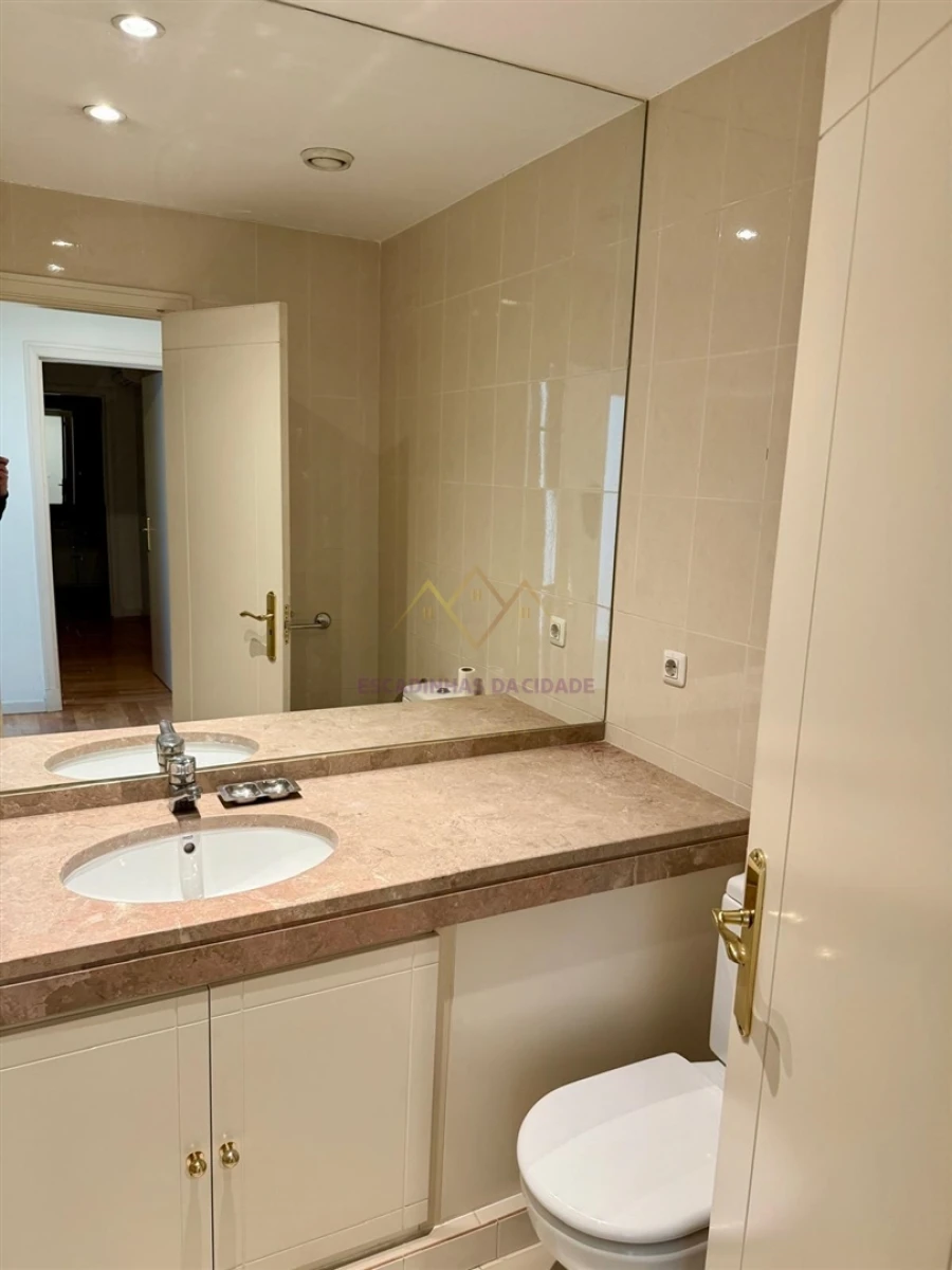 Apartamento T3 para Arrendamento em Campolide Foto 16