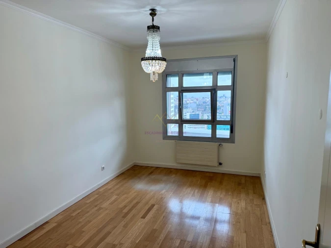 Apartamento T3 para Arrendamento em Campolide Foto 9